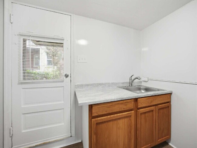 Building Photo - Completely renovated 1-bedroom, 1-bath apartment with LVP flooring with off-street parking