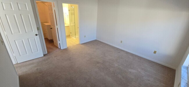 Building Photo - Prime Location – Just Minutes from Lake Su...
