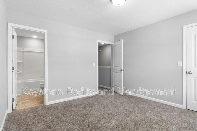 Building Photo - 206 Woodland Vly Ln