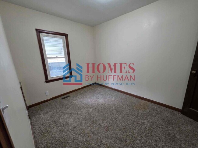 Building Photo - Two Bedroom House | Detached Garage