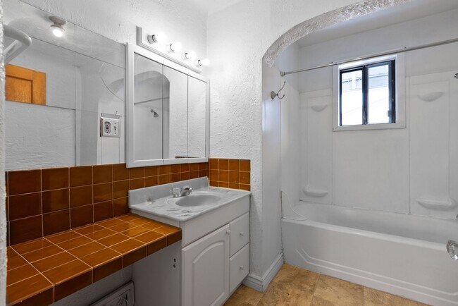 Building Photo - G7UG