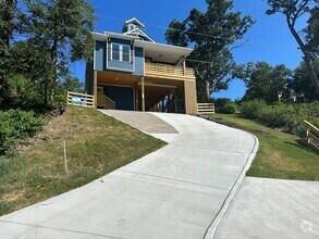 Building Photo - TREETOP HOME w/downstairs Suite