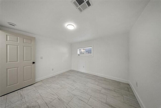 Building Photo - 2421 NW 18th St