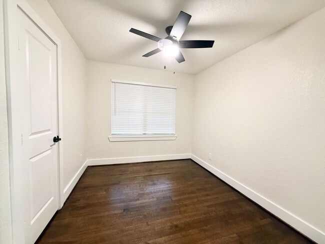 Building Photo - Incredible 5/2 Home in Lake Jackson! Lots ...