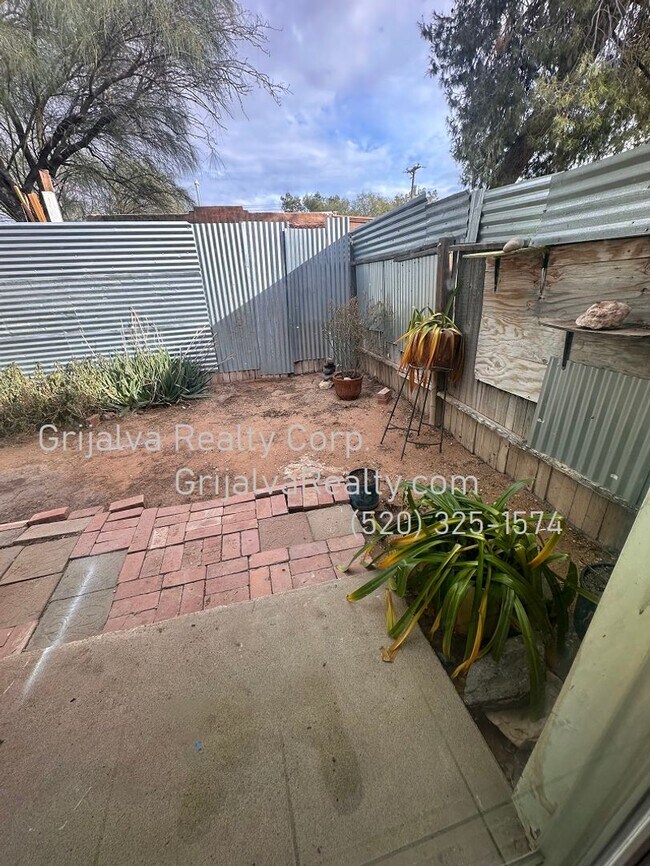 Building Photo - 2016 N Madelyn Ave