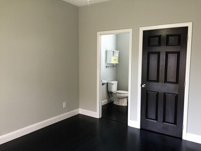 Building Photo - Gorgeous Townhouse in the heart of Avalon ...