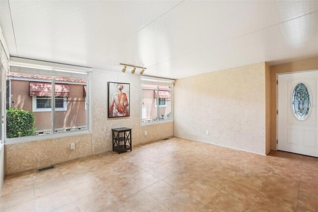 Building Photo - 6621 La Mesa Rd