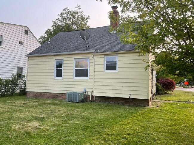 Building Photo - 5025 Henry St