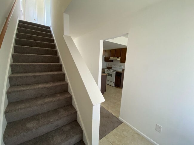 Building Photo - Charming 2-Bedroom Duplex in the Heart of ...