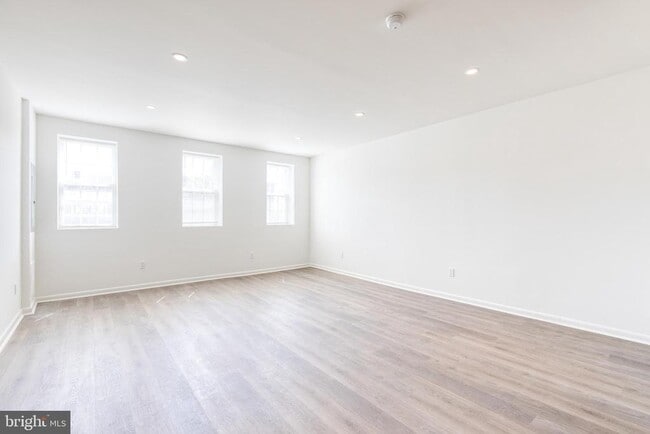 Building Photo - 714 S Broadway
