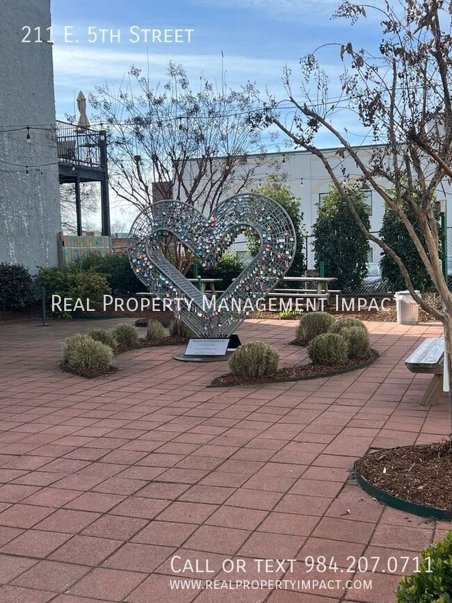 Building Photo - 211 E 5th St