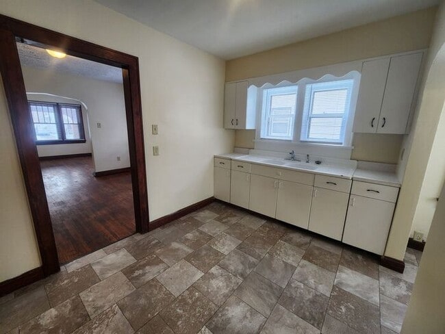 Building Photo - 2 Bedroom Home Near Union Hospital - Pets Welcome!