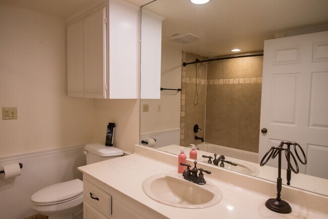 Building Photo - Charming 3-Bedroom Home in the Warrenton Neighborhood!