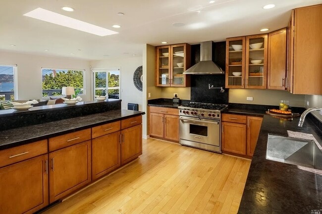 Building Photo - 118 Cazneau Ave