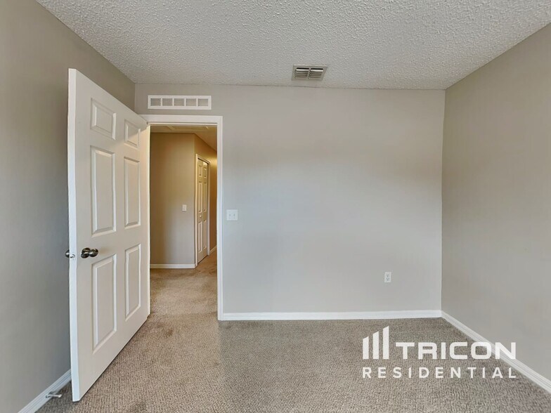 Building Photo - 3013 Whispering Trails Dr
