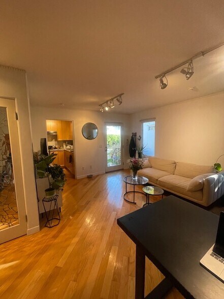 Building Photo - 1224 Poinsettia Dr