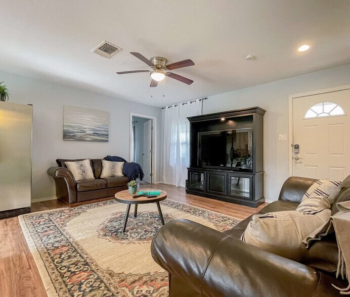 Building Photo - 4310 Tropical Dr