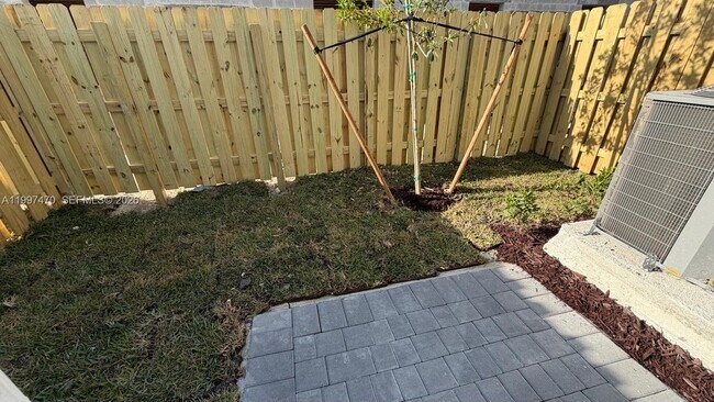 Building Photo - 1077 SE 2nd St