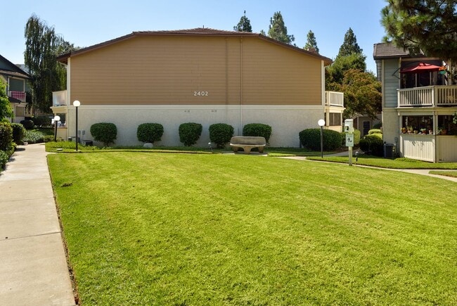 Building Photo - Camelot Community Downstairs 2 Bedroom Con...