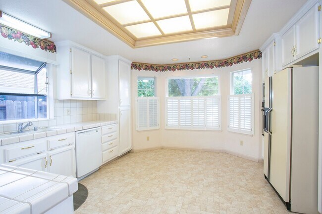 Building Photo - Gorgeous home with a 3 Car Garage!