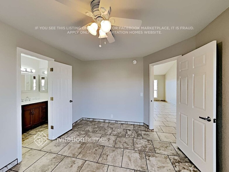 Building Photo - 7141 W Paradise Dr