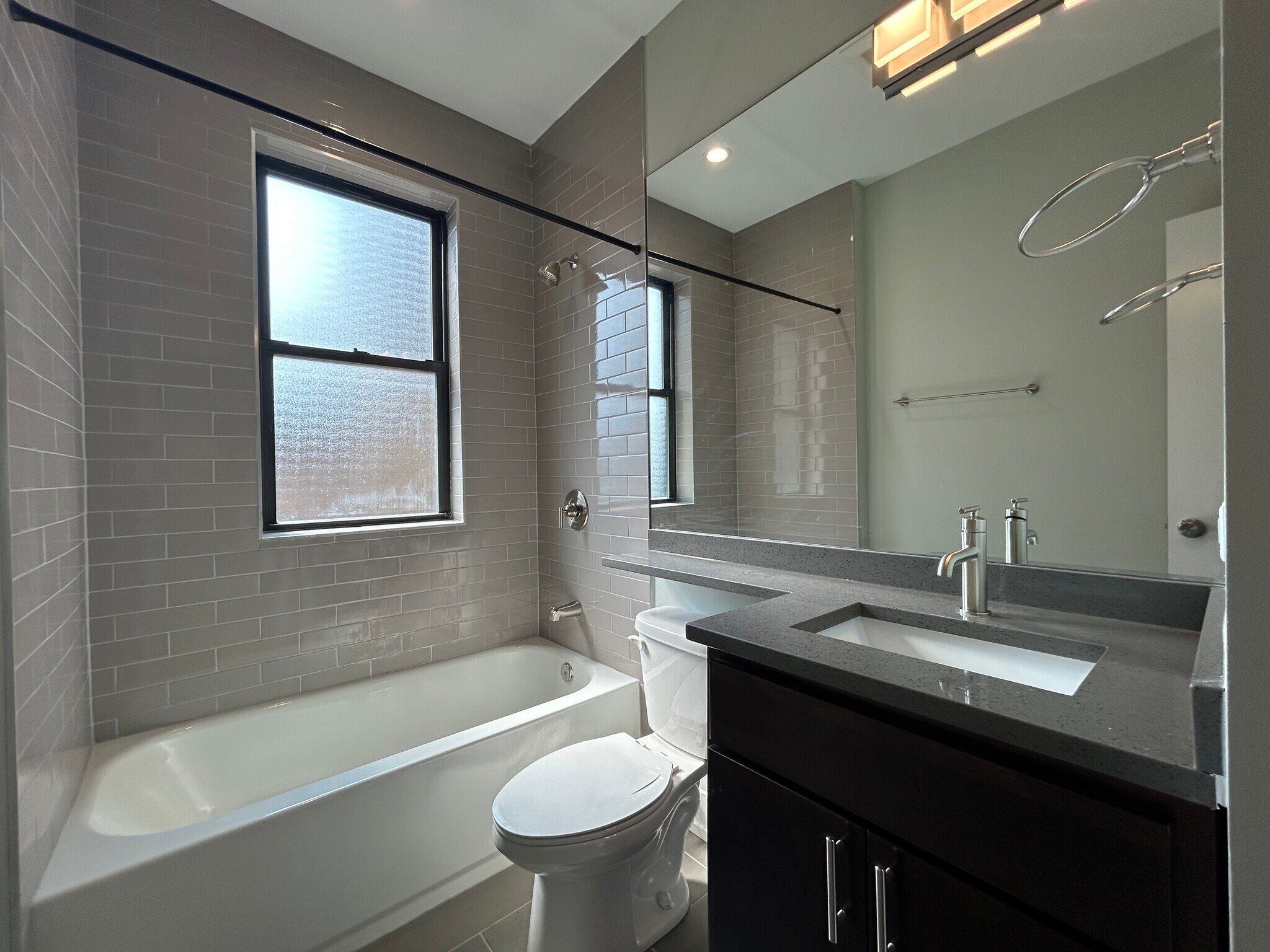 Building Photo - 1000 Crain St