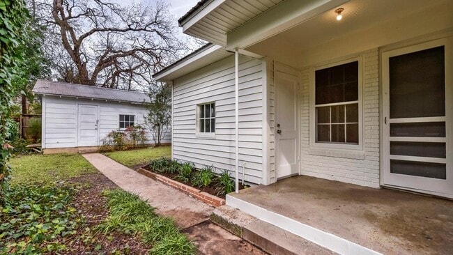 Building Photo - 2801 Perry Ln