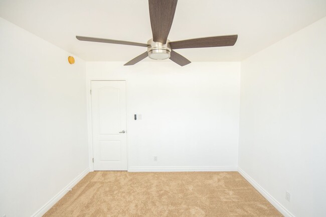 Building Photo - 2BR/1.5BA Condo! 2 parking spaces