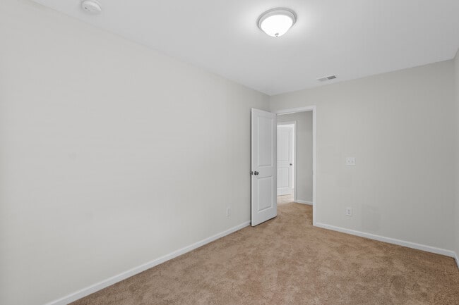 Building Photo - 424 Keeble Dr