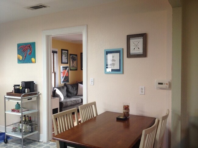 Building Photo - Charming 2/1 House in Hyde Park- Available for August!