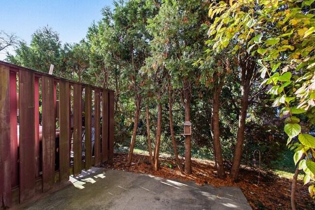 Building Photo - 2122 Rugen Rd