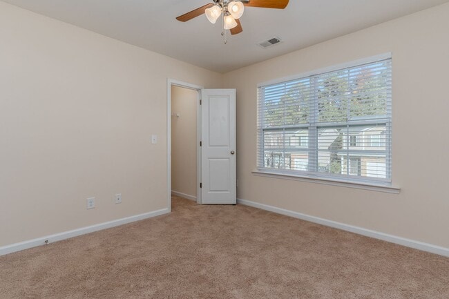 Building Photo - Amazing home in quiet and established neighborhood