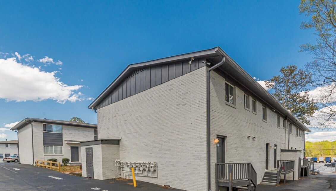 Parking - 2959 Forrest Hills Dr SW