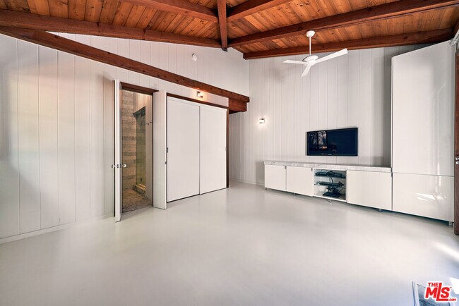 Building Photo - 201 S Larchmont Blvd