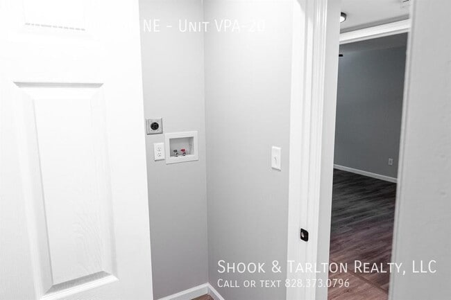 Building Photo - 420 10th Ave Dr NE