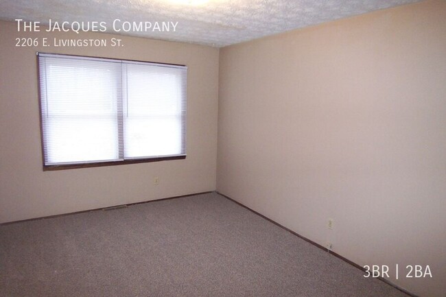 Building Photo - Very Clean Spacious 3 Bedroom 1.5 Bath 2 C...