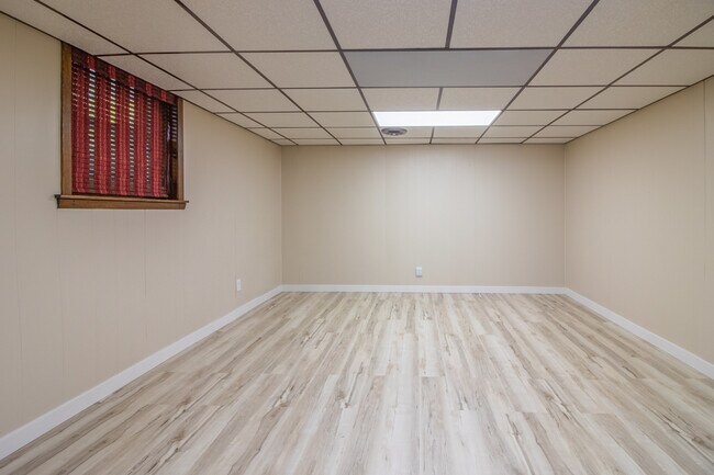 Building Photo - 738 Tinley Dr