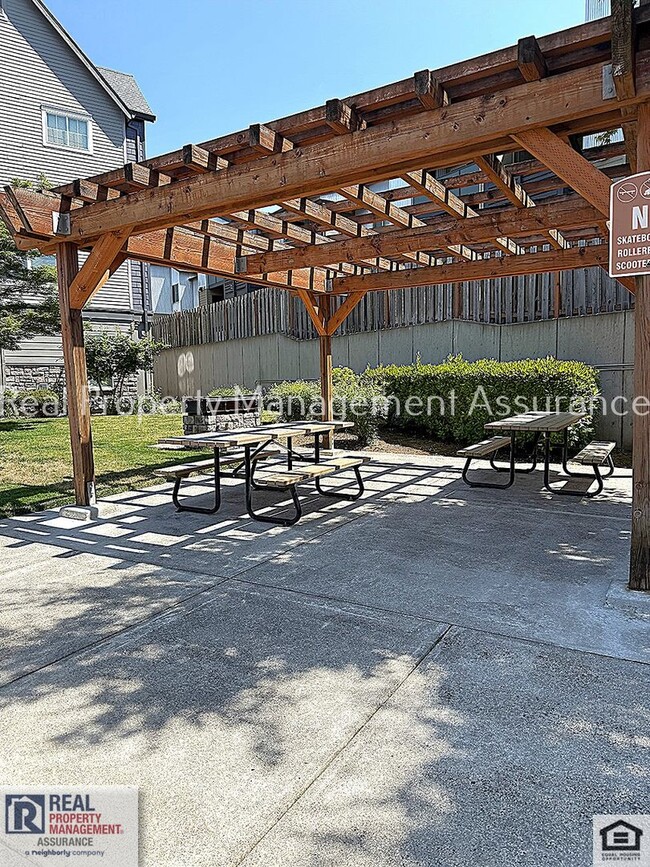 Building Photo - 10733 NE Red Wing Way