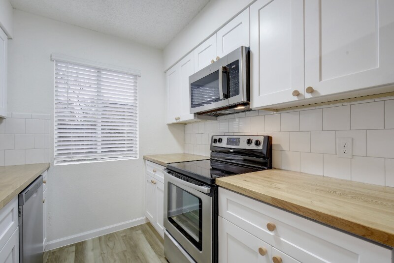 Building Photo - 6803 Woodhue Dr