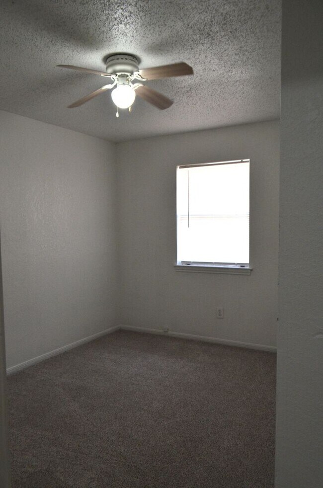 Building Photo - 205 Horseshoe Dr