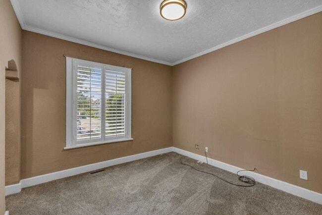 Building Photo - 951 E 700 S