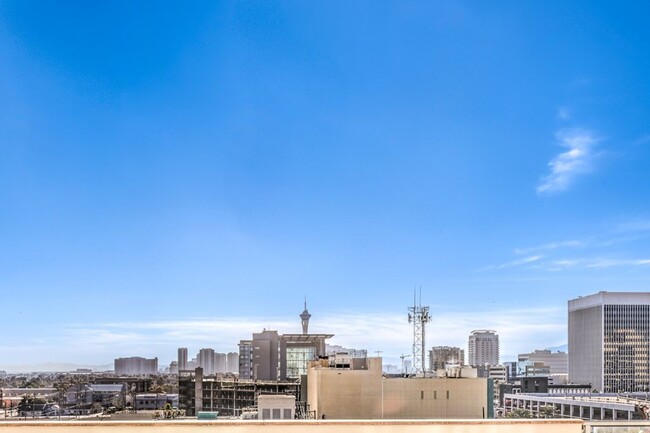 Building Photo - High rise 2 bedroom in Downtown Las Vegas NV.