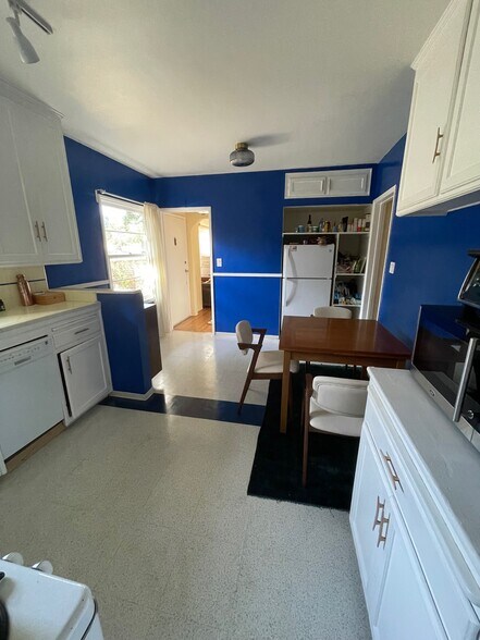 Building Photo - 2932 St George St