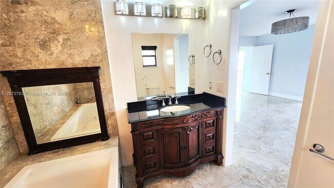 Building Photo - 513 S Ocean Dr