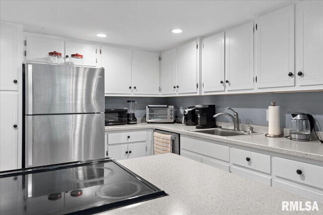 Building Photo - 2008 Jeanette Ln