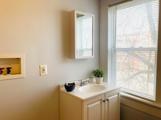 Building Photo - 712 Lawrence St