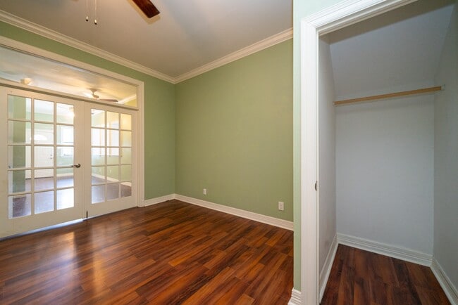 Building Photo - 830 Forest Lake W