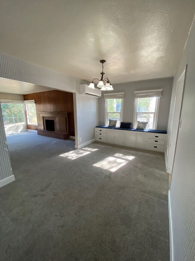 Building Photo - Charming Farmhouse on Tammany Creek Road
