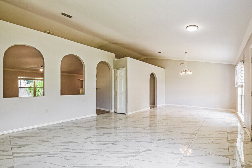 Building Photo - 801 Clear Brook Ct