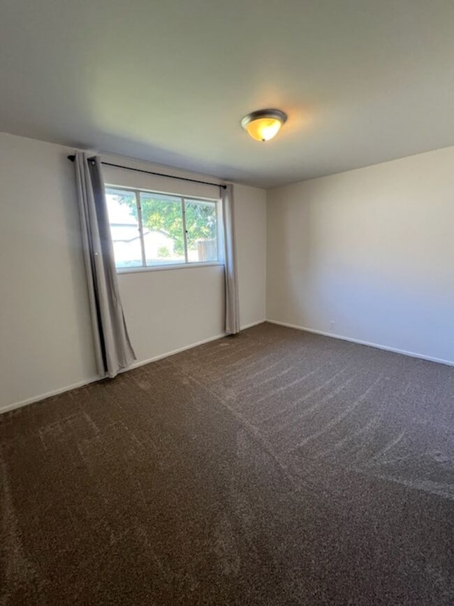 Building Photo - Cute 2 bed/1 bath home with fenced back yard & a/c!